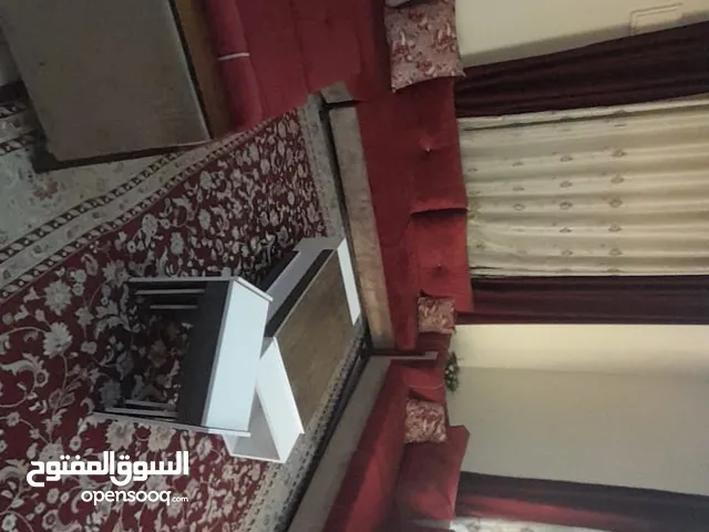 طقم كنب بحالة الجديد  كامل مع البرادي وسجاد وطاوله