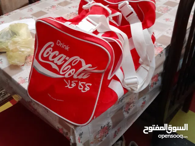 شنطة حمراء جميلة للسفر مكتوب عليها كوكاكولا لهواة الفخامة والتميز