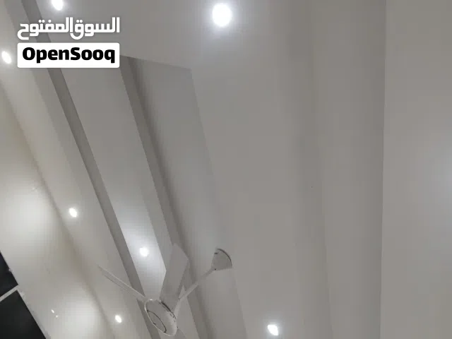 5 غرف نوم مجلس صالة مطبخ 7 حمامات  غرفة للشغالة عند غرفة الدرج  مساحة الارض 300 متر مساحة البناء 295