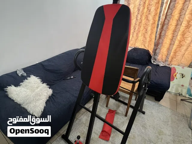 جهاز Inversion Table (جهاز الشد العكسي أو الطاولة المقلوبة).