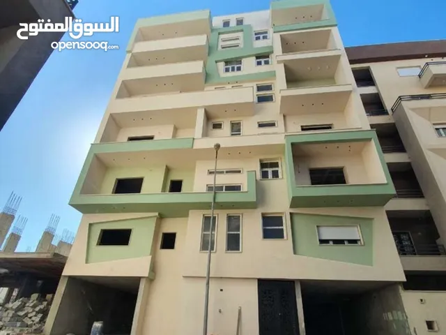 شقة سكنية نص تشطيب   بمنطقة السراج طريق المواشي مقسم رويال