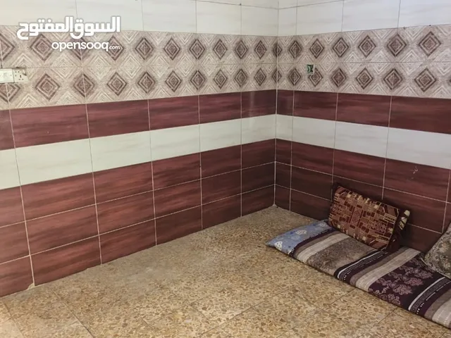 مشتمل لايجار في القبله حي القائم شارع مطعم الطازج متكون من مطبخ4*4وحمام3*2وهول3*2وغرفه4*3ومخزن صغير