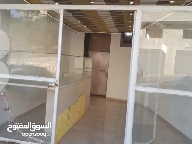 مكاتب او مخازن للايجار شارع رئيسي مع ديكور