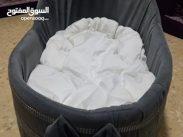 تخت بيبي مستخدم 3 شهور لون رمادي على دائره ستراس