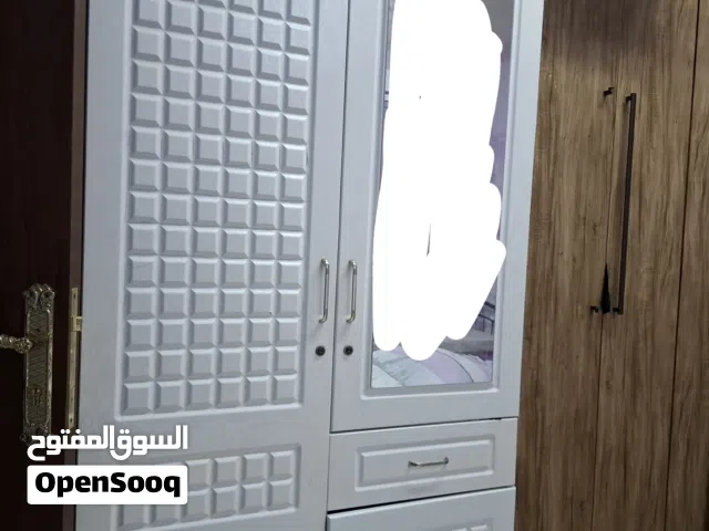 خزانة ملابس بيضاء أنيقة  تصميم عملي وبحالة ممتازة