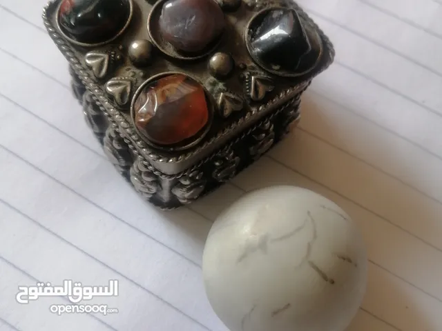 حجر من اجمل واندر انواع الماس السداسي لانسداليت مع علبة للخواتم مرصعة باحجار كريمة نادرة بسعر مغري