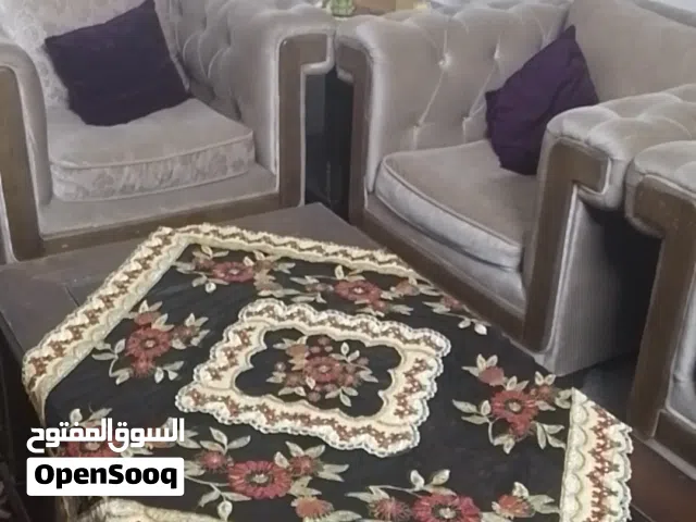 طقم كنب بيج و مخدات بنفسجي