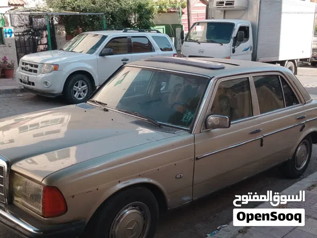 1983 مرسيدس بنز الفئة-E E 200