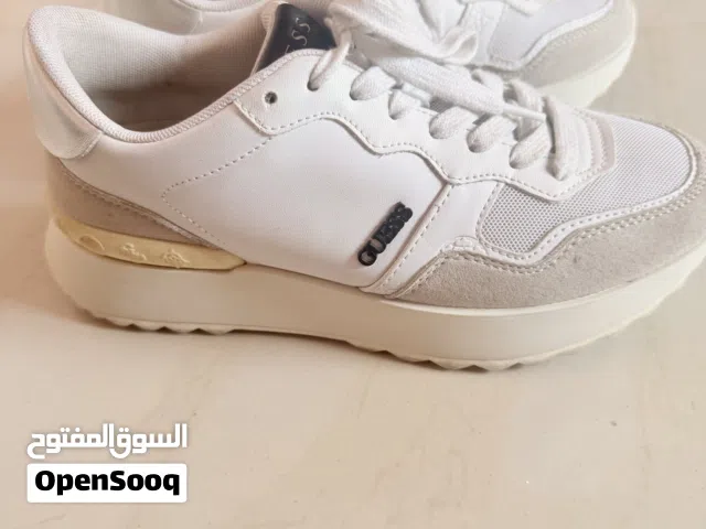 حذاء رياضي نسائي من GUESS جلد أبيض مقاس 39