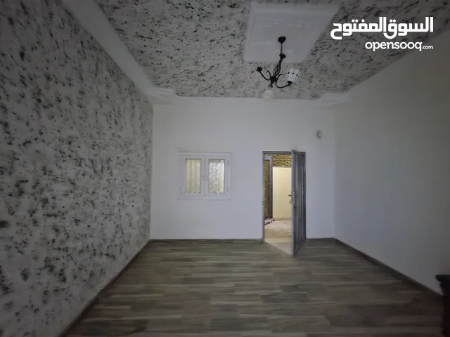 شقة أرضية للإيجار الشهري - تفرع شارع الهلال مصراتة