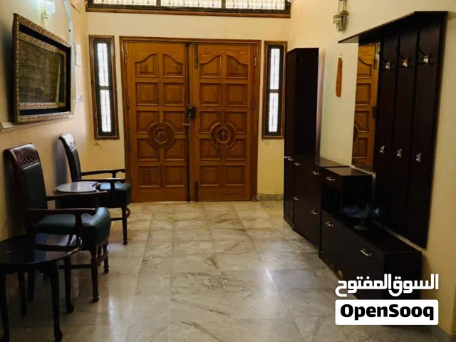 فيلا خدميه سكنيه للايجار سانية عزيزه قرب الطريق السريع