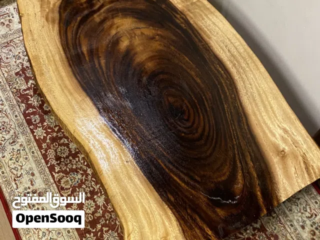 طاولة مصنوعة من الخشب الطبيعي