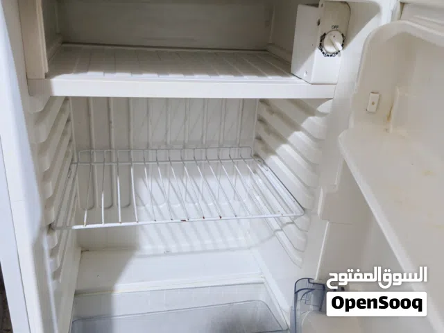 ثلاجه حجم 6 قدم نظيفه جدا مكتبيه