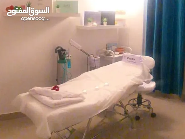 سرير تجميل او عناية بالبشرة او علاجات طبية بحالة جيدة جدا وكرسي متحرك جديد لون ابيض