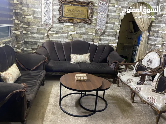 طقم كنب سبع مقاعد للبيع بسعر رمزي