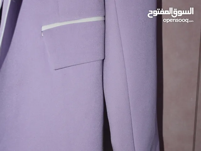 طقم نسائي كلاسيكي بلون لافندر بلمسة عصرية وتفاصيل بيضاء أنيقة