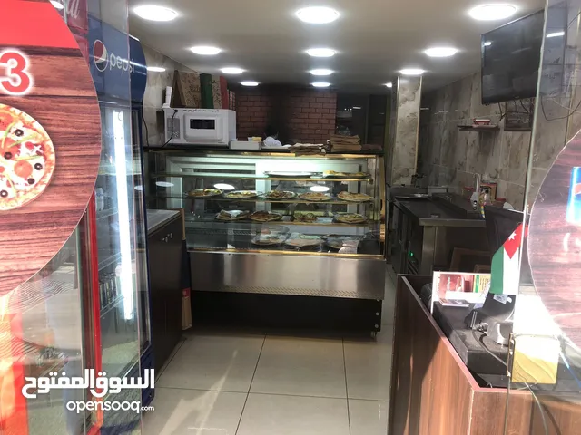 مطعم معجنات للبيع مع كامل معداته