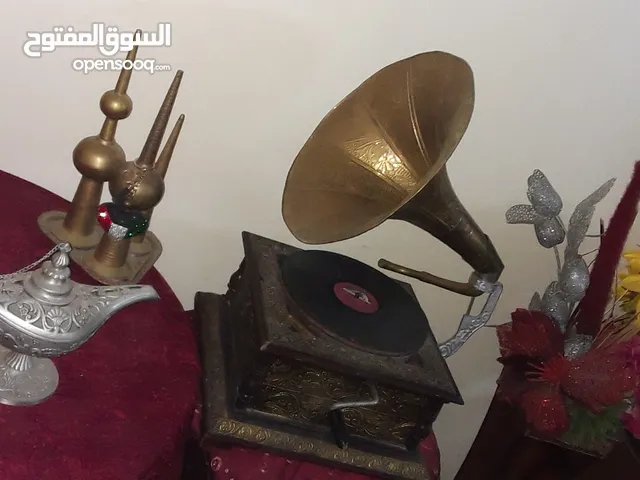 جرامافون اسطوانات اصلي قديم ديكور بحاجة لصيانة صناعة سويسرية حفر مع كاميرات تصوير فيديو