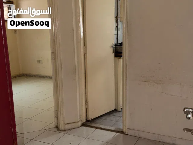 شقة غرفة وصالة في اليرموك عزاب سنوي 21000 باركن فري