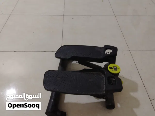 جهاز لتمرين الرجلين يضعفهم