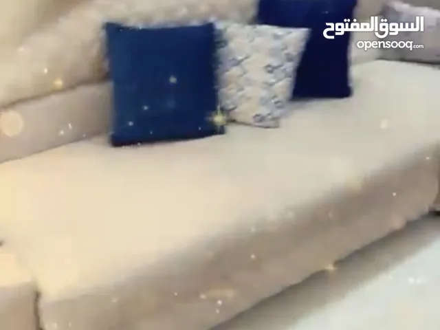 كورنر 10 مقاعد لون بيج ومخدات لون كحلي ووجه مخدات لون بيج طاوله سفره 7 مقاعد لوم جوزي بني