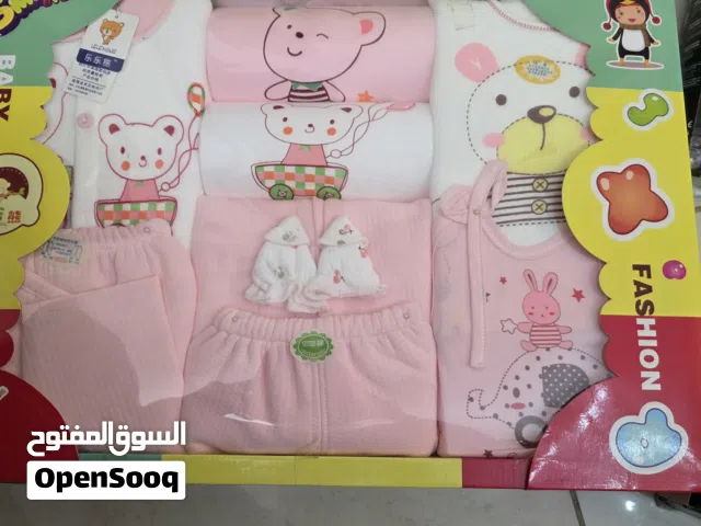 طقم بناتي حديث الولادة مكون من أكثر من قطعة وبسعر البلاش 10 دنانير