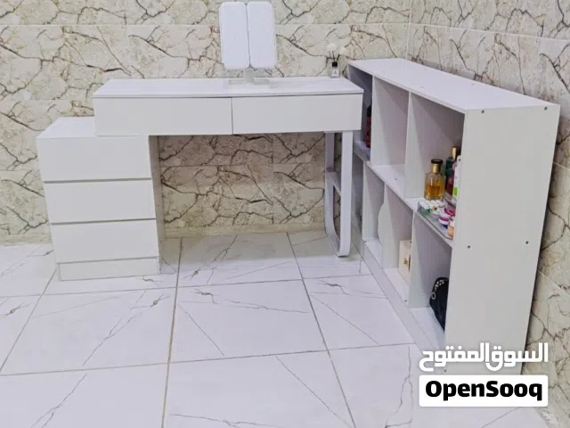 ميز مع مكتبة و كرسي مستخدم للبيع  نظافة 98%    خمس جرارات قياس الميز 100 قياس المكتبة 120  { السعر 1