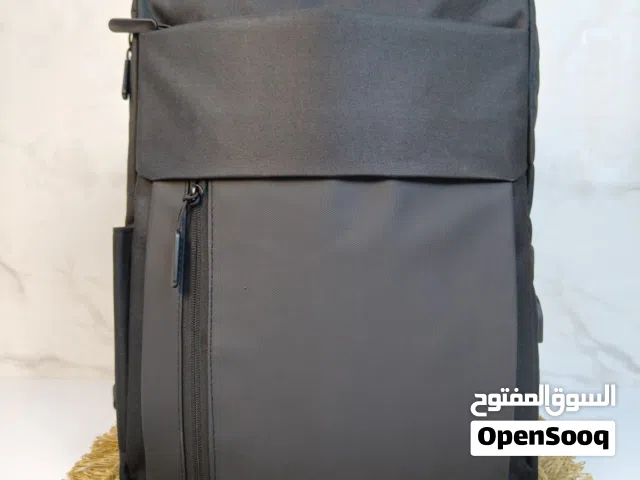 حقيبة  مزوّدة بكيبل USB ومنفذ USB (لشحن الأجهزة
