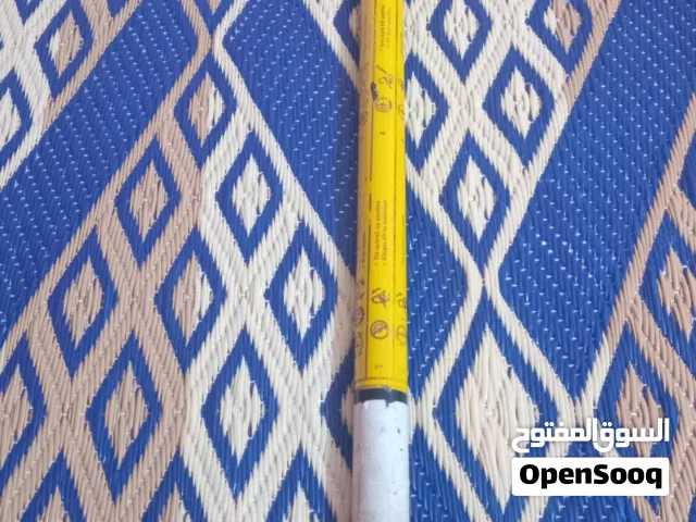 يده ترفع قمارة سياره  سكانيا