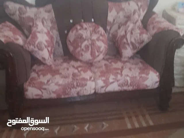 طقم كنب بحالة جيدة مع الطاولات