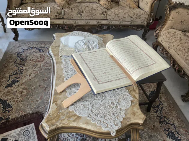 طقم كنب كلاسيكي بتصميم ملكي أنيق محفور يدوياً بعناية فائقة. الطقم مصنوع من خشب الزان المتين الذي يضم