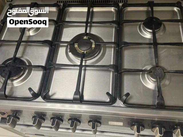 Gas cooker with 5 burners with gas cylinder and regulator with water dispenser