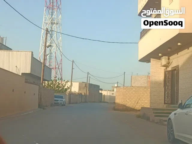 ارض عليها استراحة للبيع في عين زارة شارع الشيخان بالقرب من مسجد طارق بن زياد وتخش حتي من شارع فاطمة