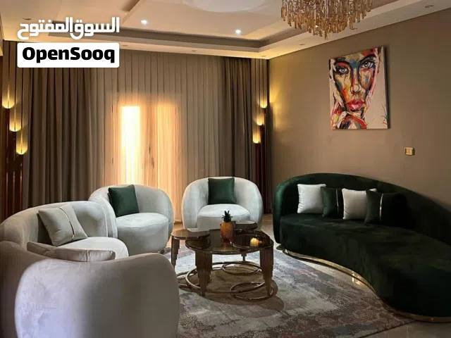 انتريه عباره عن اتنين كنبه واتنين كرسي