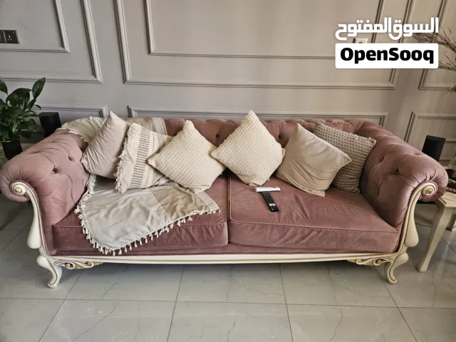 تخم قنفات مع ميز طعام و ملحق عرض