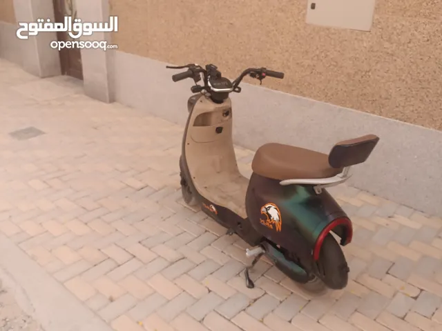 دراجه كهربائيه ب اربع بطاريات قابل لتفاوض بلمعقول السكوتر نضيف