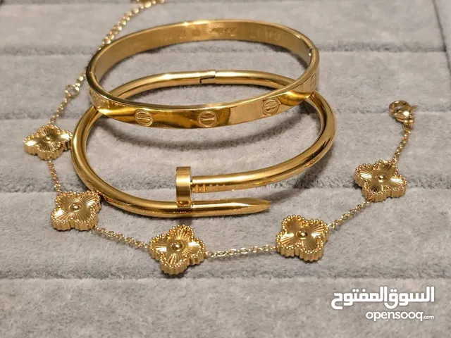 تشكيلة من أفخم السوارات الرائجة سيت متكون من 3 قطع . مسمار . فان كليف . كارتير .