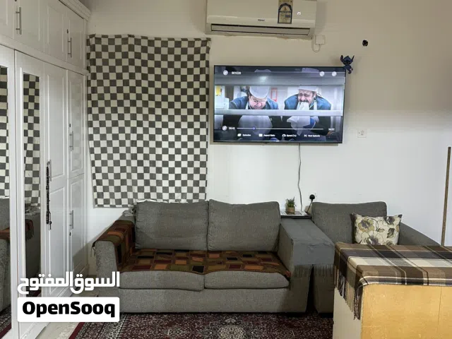 طقم كنب 2 كنب وكرسي لونه رمادي غامق 5 دينار