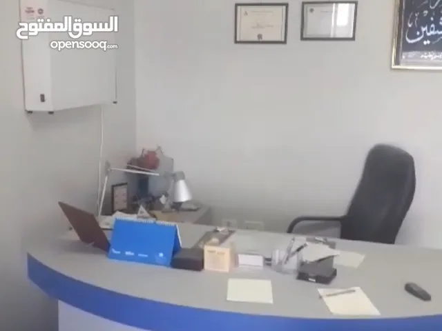 مكتب بمساحة 80 متر مربع