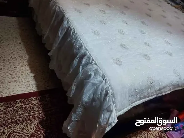 مسبل تخت عرايسي ابيض بحالة الجديد