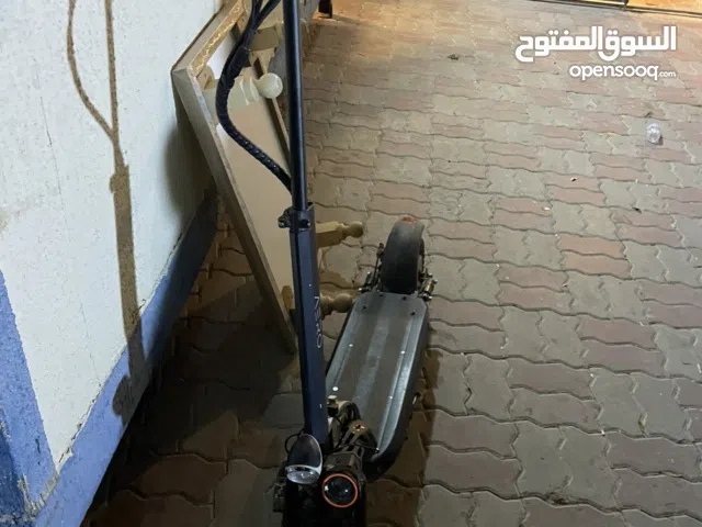 الر سكوتر كهربا يمشي40 التاير الي ورا خربان السعر 400 قابل للتفاوض واعطيك مع الجرج