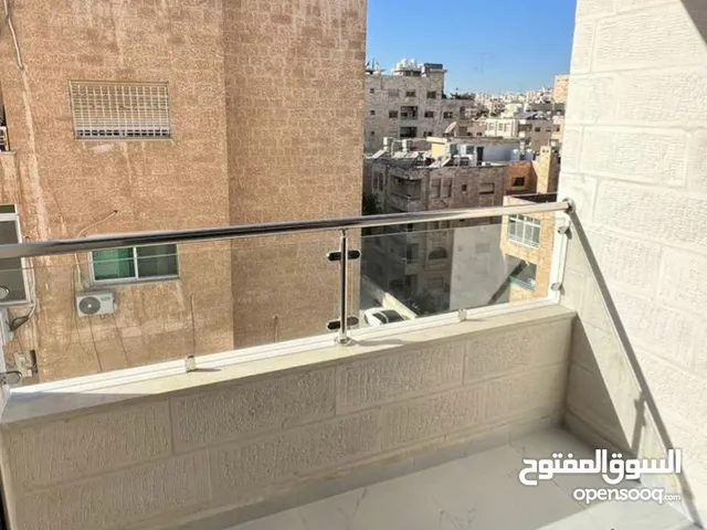 شقة طابق ثالث سكني استثماري لم تسكن لقطه وبسعر مغري جداااا عرض خاص في أرقى مناطق الجاردنز