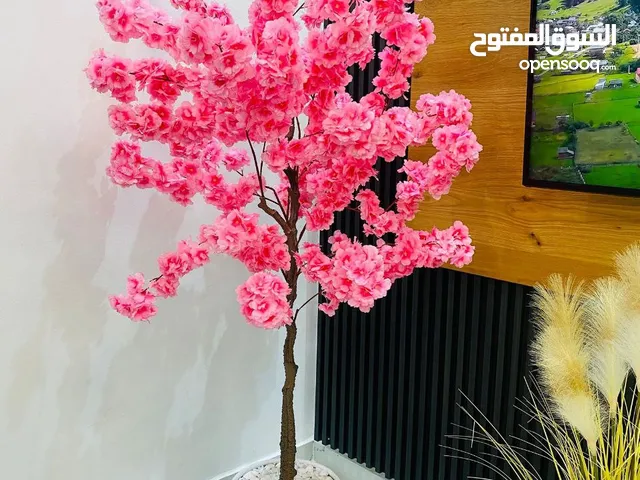 ديكور فاخر يضفي لمسة من الهدوء والجمال على المكان شجرة الكرز الصناعية بتفاصيل دقيقة وألوان وردية .