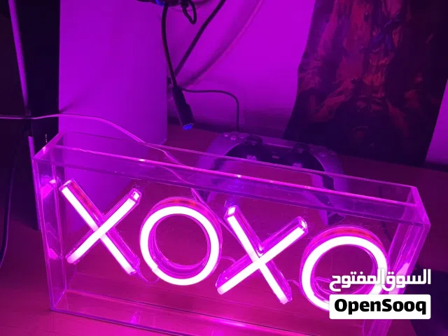 هو صندوق إضاءة نيون أكريليك (Acrylic Neon Light Box) يحمل العبارة الشهيرة XOXO