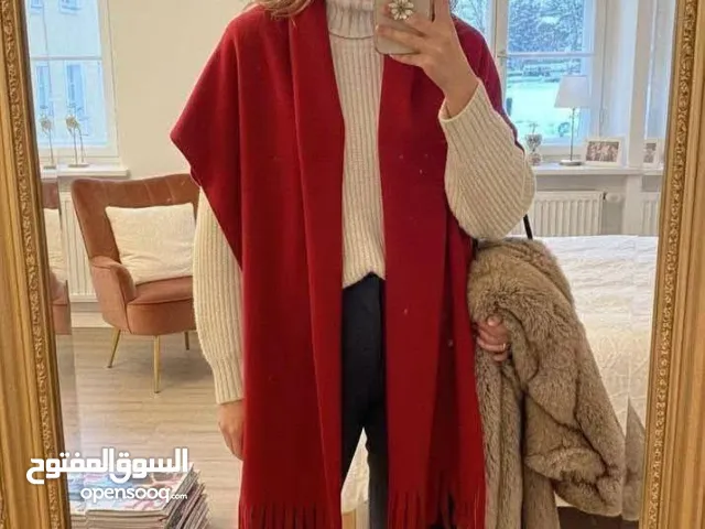 سكارف احمر مثالي لايام الشتاء
