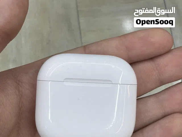 AirPods 4.