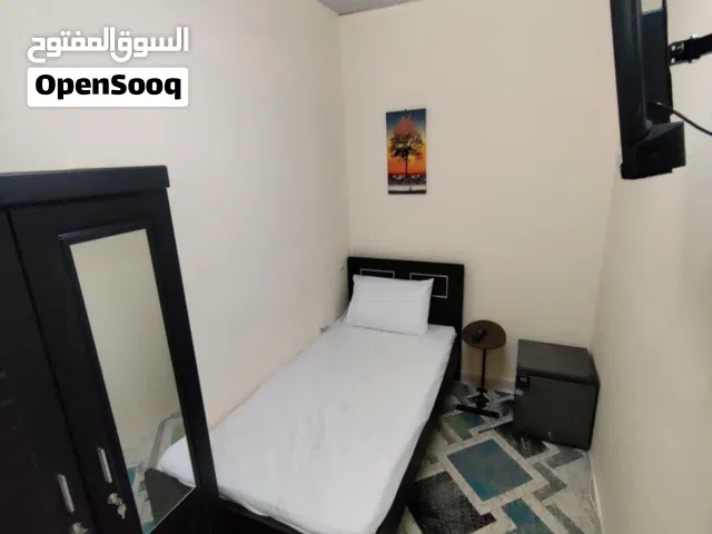 بارتيشن فردي مع شاشه خاصه و تلاجه فرش جديد اول ساكن شقه نظيفه و هادئه بدون عموله