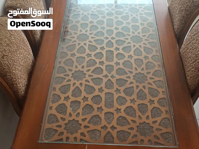 طاولة سفرة كاملة كراسي جلد مخمل خشب لون دهبي