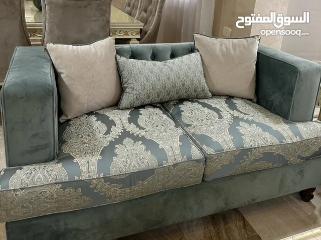 طقم كنب بحالة الجديد/ السعر 400 د طقم طاولات زان مصري والسطح رخام / السعر 200 د