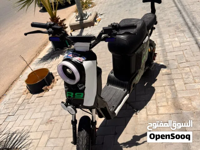 سلام وعليكم دراجه للبيع شحن مفولاه بطريات جديد 32شاحنه جديده